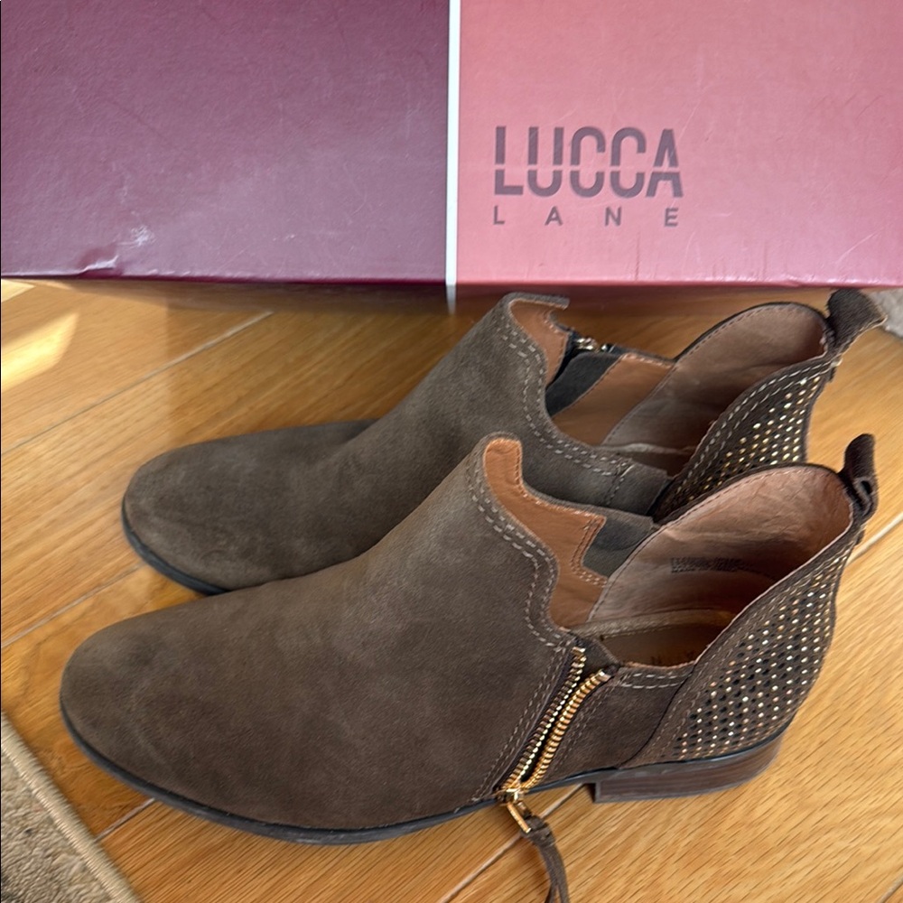 Moss Ankle Boots with Suede Material and Low Stacked Heel